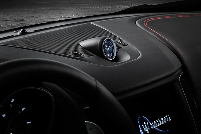 インテリア加飾としてたマットカーボンファイバートリムなどを使い、インパネ中央に「マセラティ・クロック」を装着