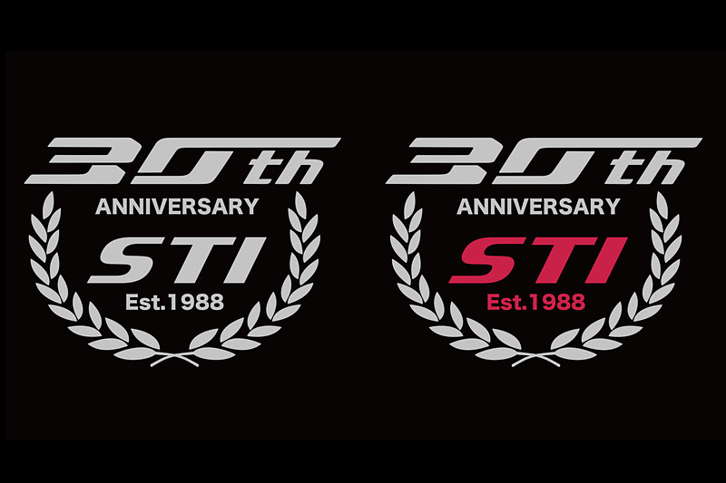 創立30周年記念ロゴ（写真左）のほかに、エンブレム（写真右）も