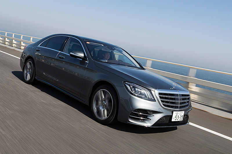 往路（六本木～房総半島）はV型8気筒DOHC 4.0リッター直噴ツインターボエンジンを搭載する「S 560 4MATIC long」に試乗。ボディサイズは5255×1900×1495mm（全長×全幅×全高）、ホイールベースは3165mm。価格は1699万円