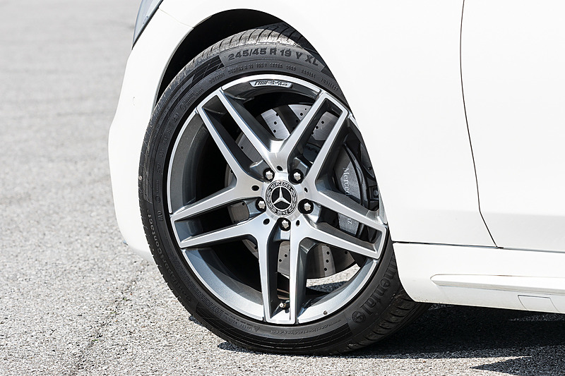 エクステリアではツインルーバーのフロントグリルやワイドなエアインテークを採用。リアバンパー下部のデザインも変更され、左右のエグゾーストエンドを結ぶワイドなクロームトリムを採用している