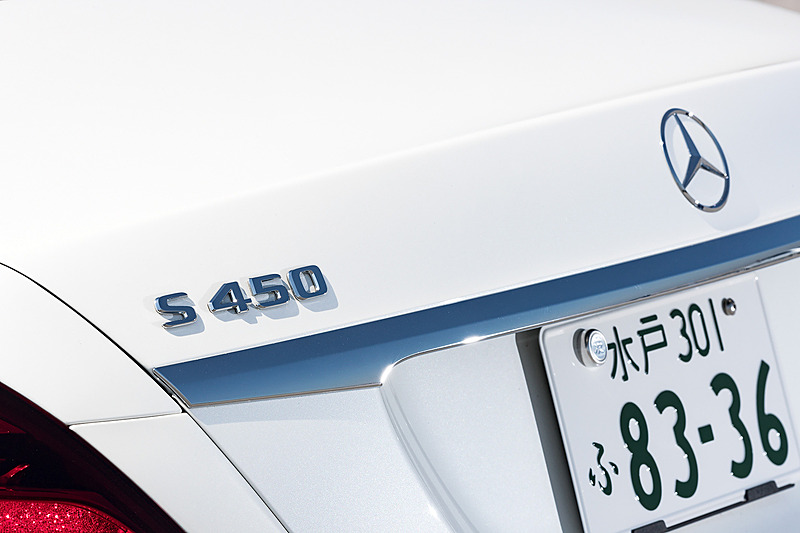 エクステリアではツインルーバーのフロントグリルやワイドなエアインテークを採用。リアバンパー下部のデザインも変更され、左右のエグゾーストエンドを結ぶワイドなクロームトリムを採用している