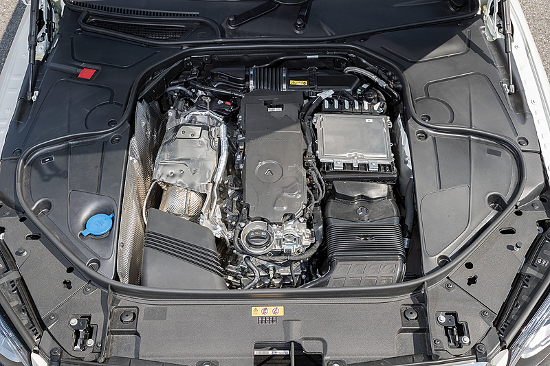 S 450が搭載する直列6気筒DOHC 3.0リッター直噴ターボ「M256」エンジン。最高出力は270kW(367PS)/5500-6100rpm、最大トルクは500N・m(51.0kgf・m)/1600-4000rpmを発生。エンジンの直列化により、エンジン左右のスペースに補器類を配置することが可能になったことに加え、従来はエンジン回転を動力源としていたエアコンディショナー、ウォーターポンプなども電動化されたことから、エンジン前部のベルト駆動装置が不要となりコンパクト化に成功している。なお、V型エンジンの開発について、V8に関しては生産も開発も引き続き行なわれるが、V6の開発は終了するとのこと