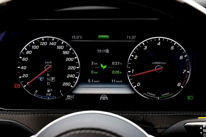 ブラックを基調にしたインテリア。デザインなどで他のSクラスと大きな違いはない