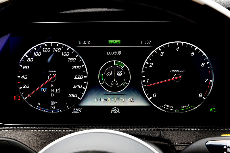 ブラックを基調にしたインテリア。デザインなどで他のSクラスと大きな違いはない