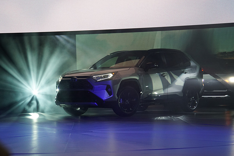 プレスカンファレンスに登場した新型「RAV4」