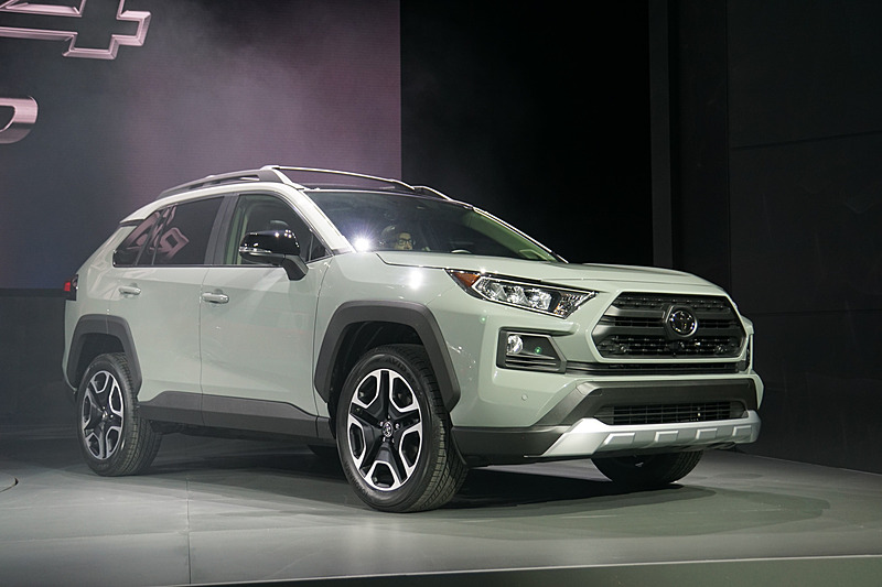 プレスカンファレンスに登場した新型「RAV4」