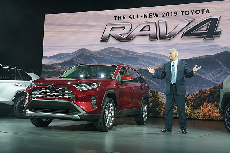プレスカンファレンスに登場した新型「RAV4」
