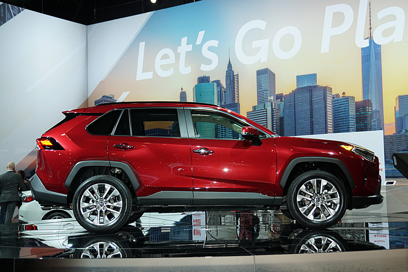 米国仕様の新型RAV4は、ボディサイズが4595×1855×1700mm（全長×全幅×全高）、ホイールベースが2690mm