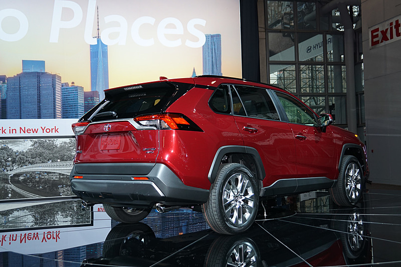 米国仕様の新型RAV4は、ボディサイズが4595×1855×1700mm（全長×全幅×全高）、ホイールベースが2690mm