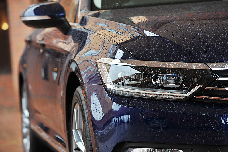 セダン、ヴァリアントともにTDIではLEDヘッドライト/LEDテールランプを標準装備。ACC（アダプティブクルーズコントロール、全車速追従機能付）、レーンキープアシストシステム「Lane Assist」、渋滞時追従支援システム「Traffic Assist」、レーンチェンジアシストシステム「Side Assist Plus」、プリクラッシュブレーキシステム「Front Assist」といった先進の安全装備も全グレードに備わる