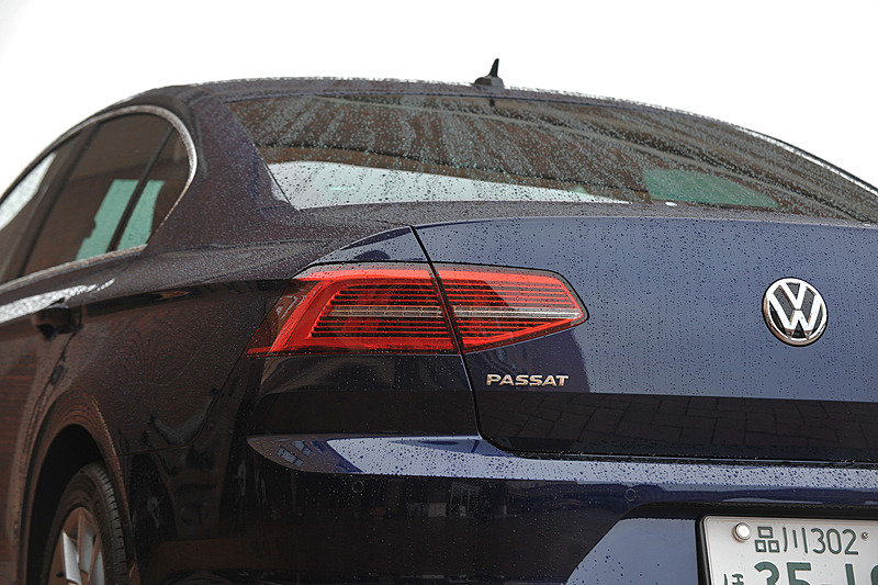 セダン、ヴァリアントともにTDIではLEDヘッドライト/LEDテールランプを標準装備。ACC（アダプティブクルーズコントロール、全車速追従機能付）、レーンキープアシストシステム「Lane Assist」、渋滞時追従支援システム「Traffic Assist」、レーンチェンジアシストシステム「Side Assist Plus」、プリクラッシュブレーキシステム「Front Assist」といった先進の安全装備も全グレードに備わる