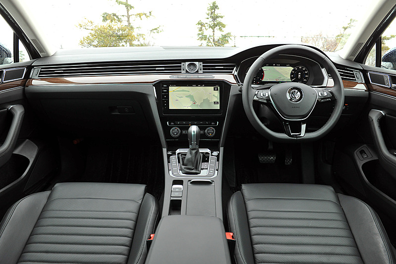 ハイラインのインテリアでは、9.2インチの大型ディスプレイを採用する「Discover Pro」を標準装備。撮影車はデジタルメータークラスター「Active Info Display」、アラウンドビューカメラ「Area View」、電子制御式ディファレンシャルロック「XDS」などをパッケージ化したオプション設定の「テクノロジーパッケージ」を装着