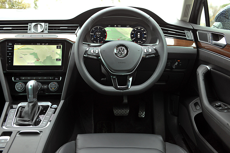 ハイラインのインテリアでは、9.2インチの大型ディスプレイを採用する「Discover Pro」を標準装備。撮影車はデジタルメータークラスター「Active Info Display」、アラウンドビューカメラ「Area View」、電子制御式ディファレンシャルロック「XDS」などをパッケージ化したオプション設定の「テクノロジーパッケージ」を装着