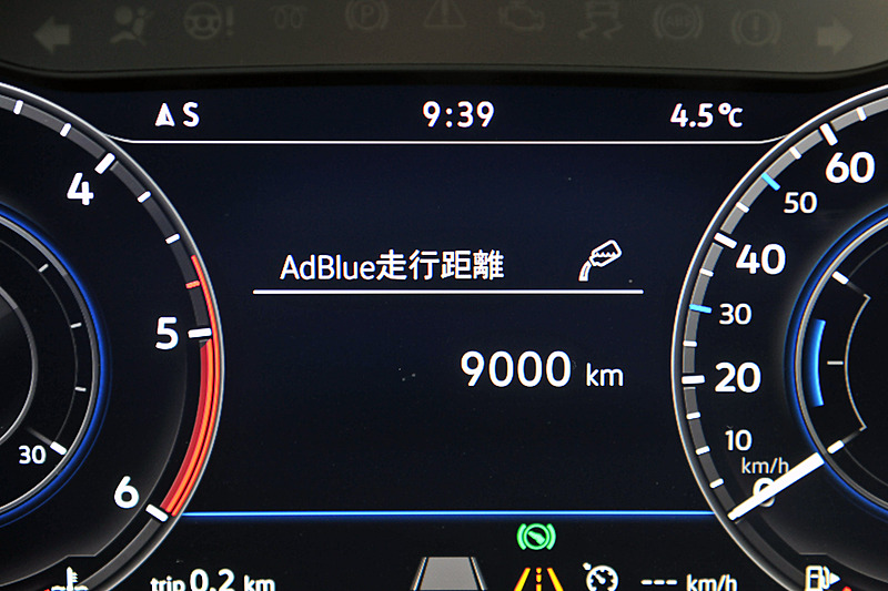 ハイラインのインテリアでは、9.2インチの大型ディスプレイを採用する「Discover Pro」を標準装備。撮影車はデジタルメータークラスター「Active Info Display」、アラウンドビューカメラ「Area View」、電子制御式ディファレンシャルロック「XDS」などをパッケージ化したオプション設定の「テクノロジーパッケージ」を装着