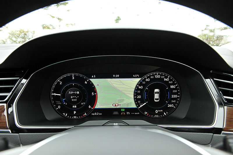 ハイラインのインテリアでは、9.2インチの大型ディスプレイを採用する「Discover Pro」を標準装備。撮影車はデジタルメータークラスター「Active Info Display」、アラウンドビューカメラ「Area View」、電子制御式ディファレンシャルロック「XDS」などをパッケージ化したオプション設定の「テクノロジーパッケージ」を装着