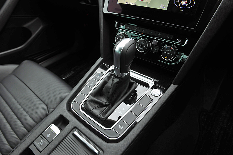 ハイラインのインテリアでは、9.2インチの大型ディスプレイを採用する「Discover Pro」を標準装備。撮影車はデジタルメータークラスター「Active Info Display」、アラウンドビューカメラ「Area View」、電子制御式ディファレンシャルロック「XDS」などをパッケージ化したオプション設定の「テクノロジーパッケージ」を装着