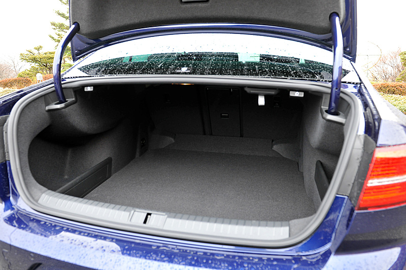トランク側から後席を倒せるトランクスルー機能が備わる