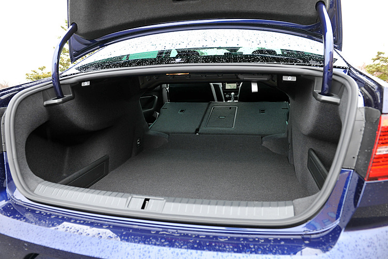トランク側から後席を倒せるトランクスルー機能が備わる