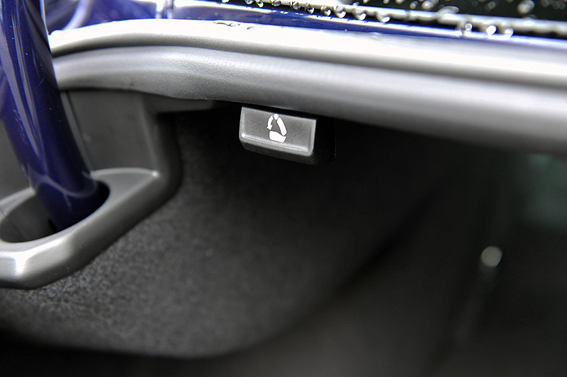 トランク側から後席を倒せるトランクスルー機能が備わる