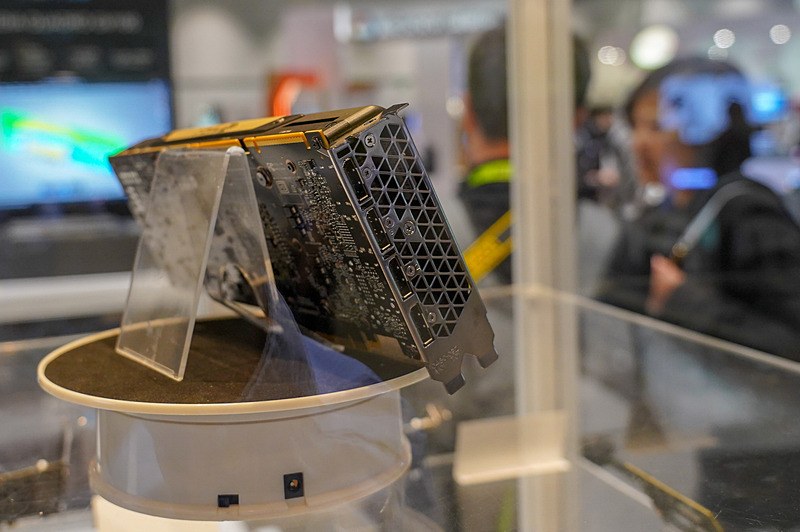 Quadro GV100の各部