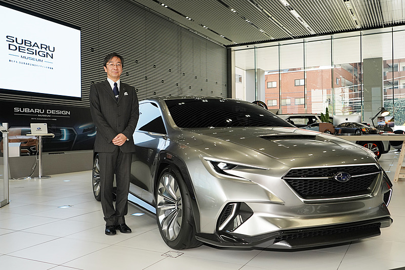 展示会「SUBARU DESIGN MUSEUM」で国内初展示された「SUBARU VIZIV TOURER CONCEPT」と株式会社SUBARU 商品企画本部 デザイン部 デザイン部長 石井守氏