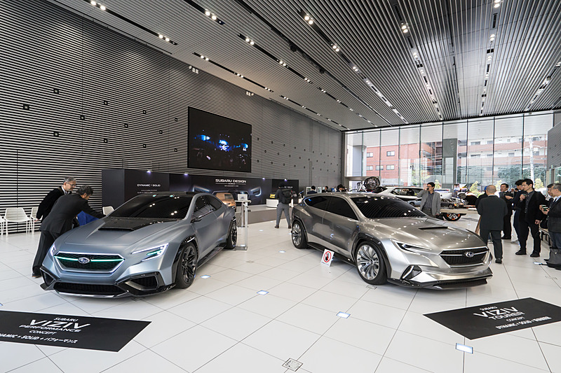 「SUBARU DESIGN MUSEUM」の「SUBARU VIZIV PERFORMANCE CONCEPT」（左）と「SUBARU VIZIV TOURER CONCEPT」（右）