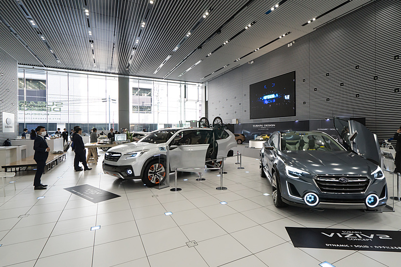 「SUBARU VIZIV FUTURE CONCEPT」（左）と「SUBARU VIZIV 2 CONCEPT」（右）