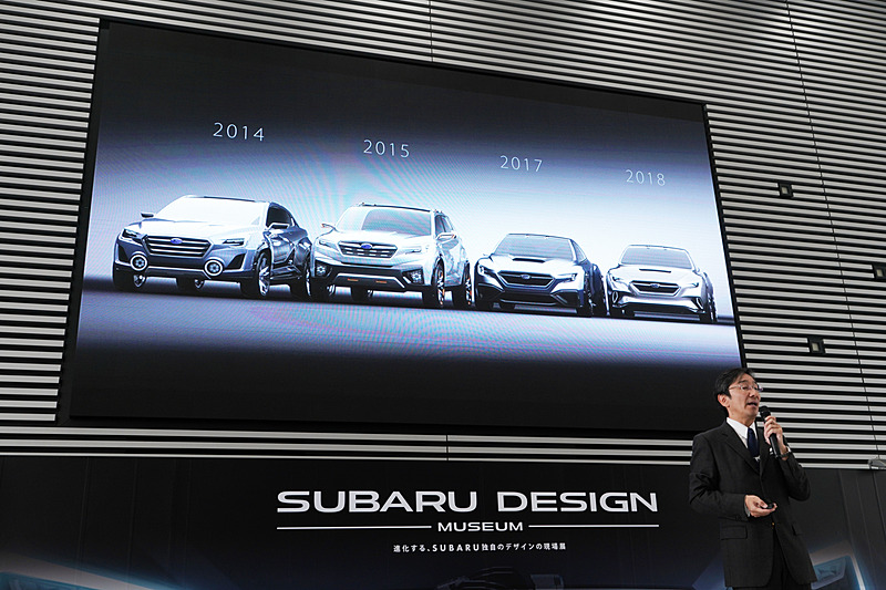 スバルの一連のコンセプトカーやデザイン理念について解説する石井部長