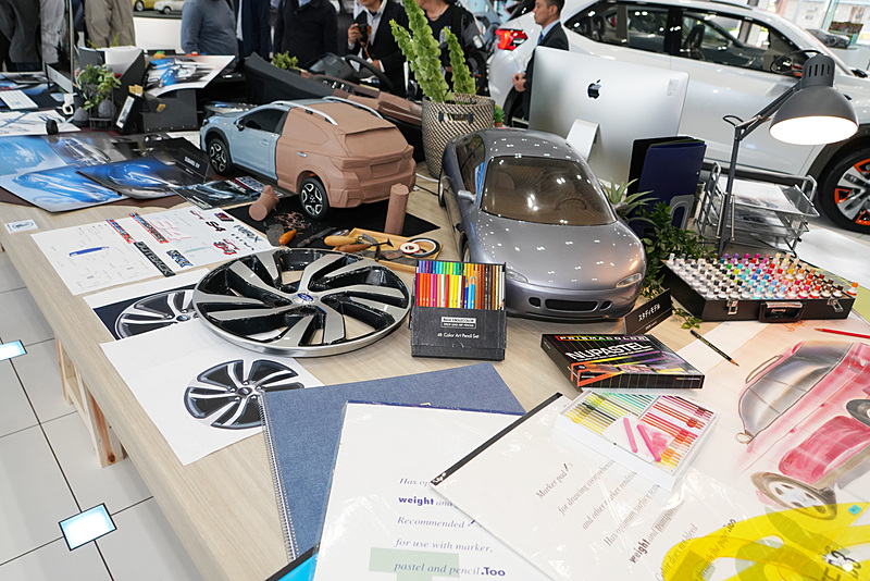 デザイン室のデスクをイメージした展示