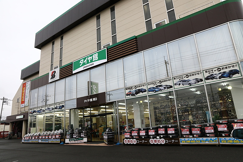 BLIZZAK DM-V2を装着してもらったのは、ブリヂストンのタイヤ専門店「タイヤ館 川口」