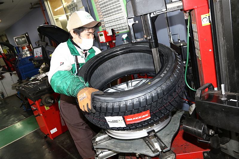 大口径ホイールに19インチのタイヤ（サイズは255/50 R19）を組み付ける作業。大口径モデルの組み付けには経験や技術力が必要だが、タイヤ専門店ならではの丁寧な作業は安心感が高い