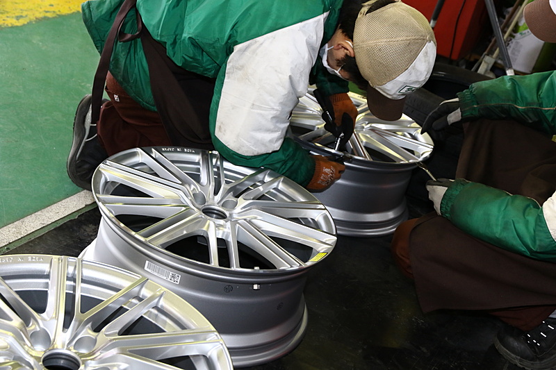 タイヤ館ではタイヤを取り付ける際、専用開発の「B-SYSTEMセンタリングマシン」を使用する。タイヤに振動を与えながらボルトを締め付けることによって、ホイールをハブの真ん中に取り付けることが可能になる。このセンターフィット技術を採用することで、タイヤが起因となる振動を抑制し、直進安定性も向上する