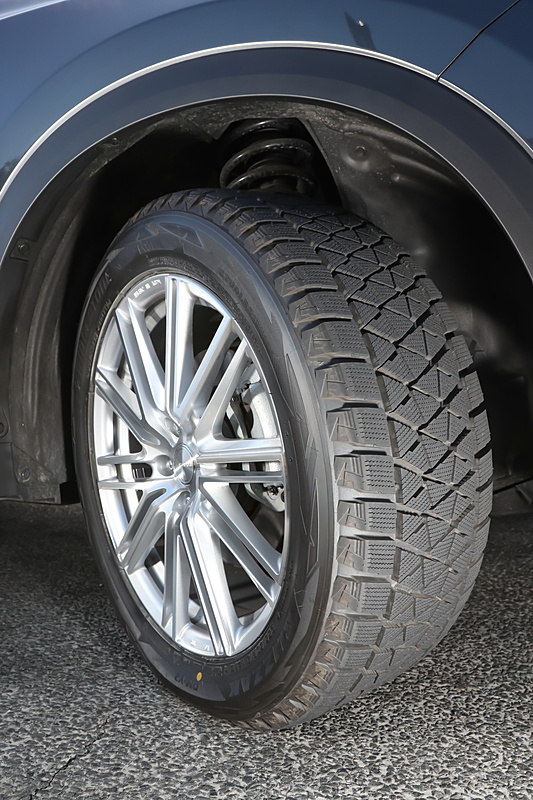 タイヤはSUV専用モデルのスタッドレスタイヤ「BLIZZAK DM-V2」。サイズラインアップは15インチ～20インチで、SUV用らしく高偏平モデルが用意されている