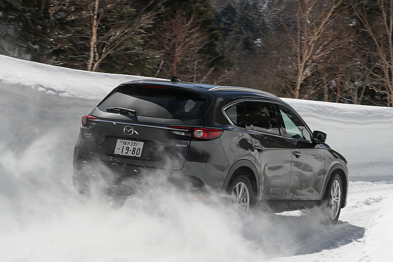 さまざまな環境の雪道を走行したが、常に接地感があり安心して走行することができた。最新モデルとなるBLIZZAK VRX2に比べると設計自体は時間が経過しているが、雪上性能と一般的なアイスバーンの路面などでは同等の性能を感じ取れた