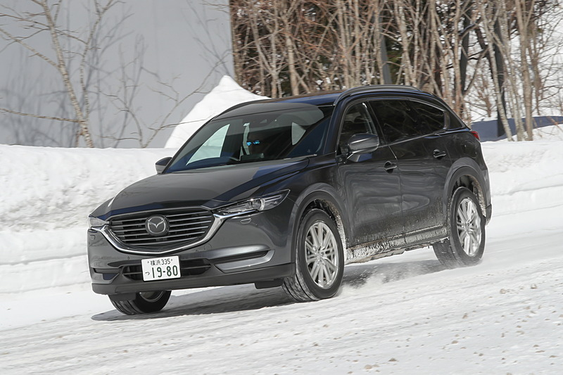 アイスバーンの路面でブレーキングをしてもしっかりと路面を掴み、制動力を発揮。BLIZZAK DM-V2は、コンパウンドにアクティブ発泡ゴムを採用することにより、路面の水膜を積極的に除去する性能を保持している