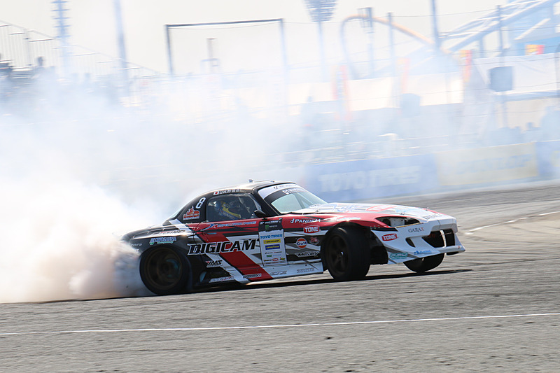 タイヤから白煙を巻き上げつつ、迫力あるドリフト走行が披露される