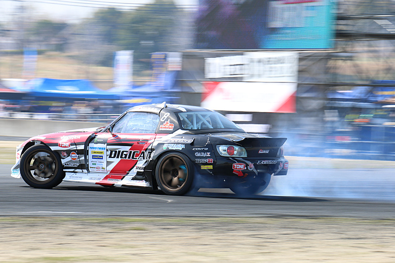 タイヤから白煙を巻き上げつつ、迫力あるドリフト走行が披露される