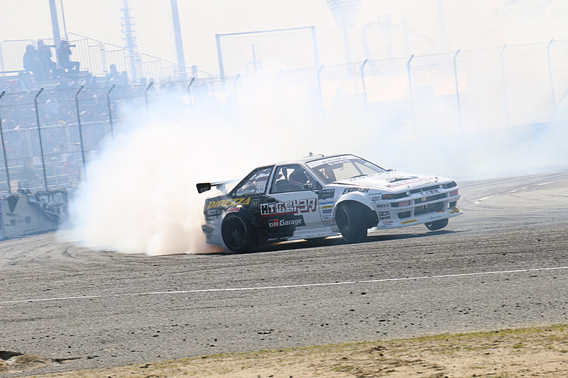 タイヤから白煙を巻き上げつつ、迫力あるドリフト走行が披露される