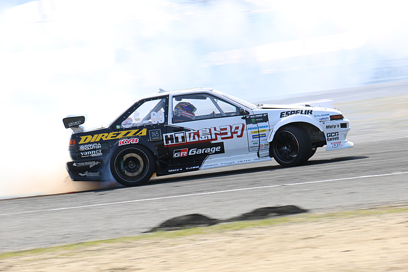 タイヤから白煙を巻き上げつつ、迫力あるドリフト走行が披露される