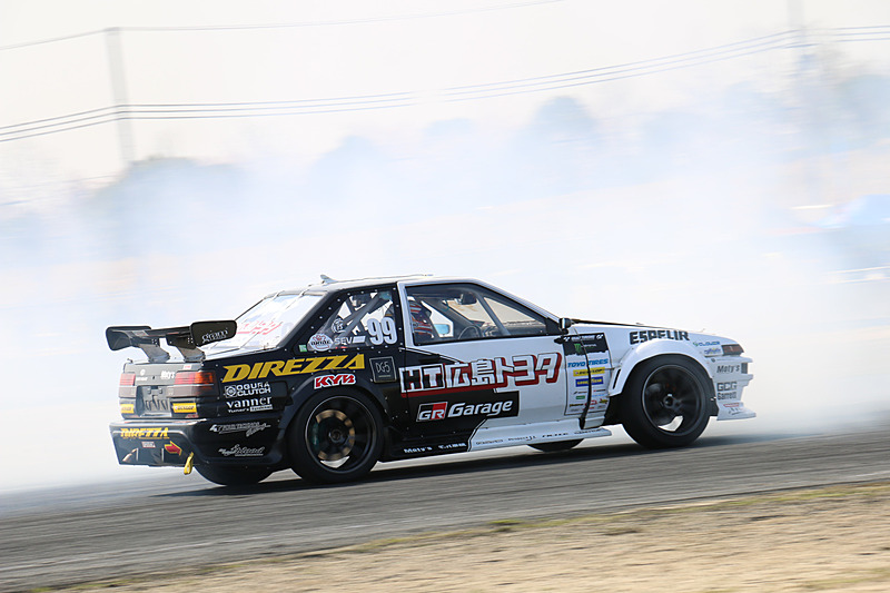 タイヤから白煙を巻き上げつつ、迫力あるドリフト走行が披露される