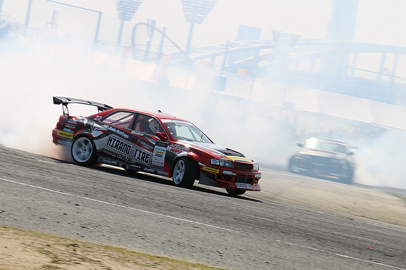 タイヤから白煙を巻き上げつつ、迫力あるドリフト走行が披露される