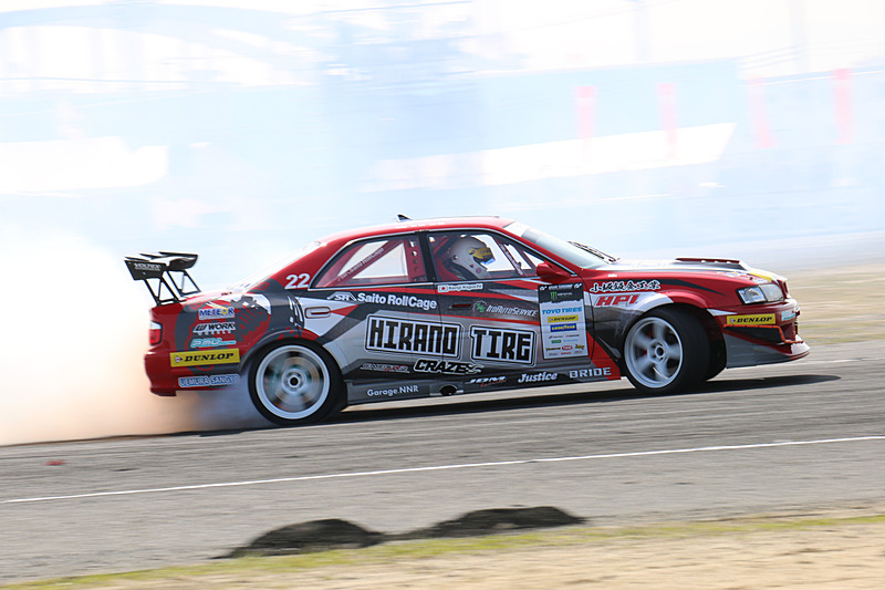 タイヤから白煙を巻き上げつつ、迫力あるドリフト走行が披露される