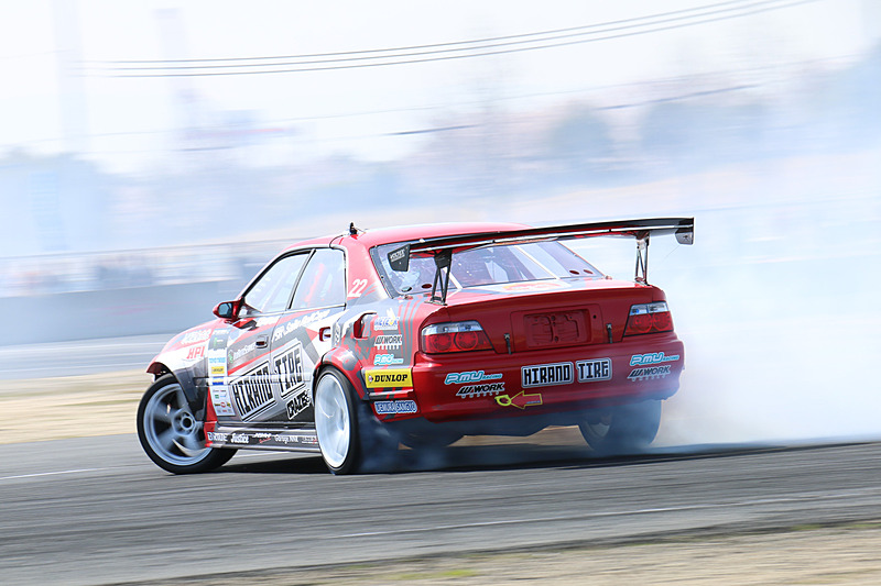 タイヤから白煙を巻き上げつつ、迫力あるドリフト走行が披露される