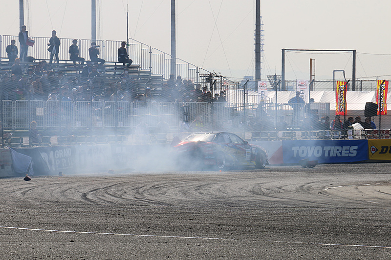 限界まで攻め込むドリフトは、ちょっとしたミスでウォールにヒットすることも