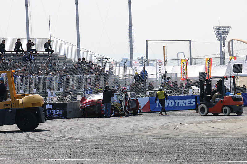 限界まで攻め込むドリフトは、ちょっとしたミスでウォールにヒットすることも