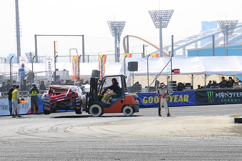 走行不能になったマシンは、オフィシャルによって迅速に撤去される