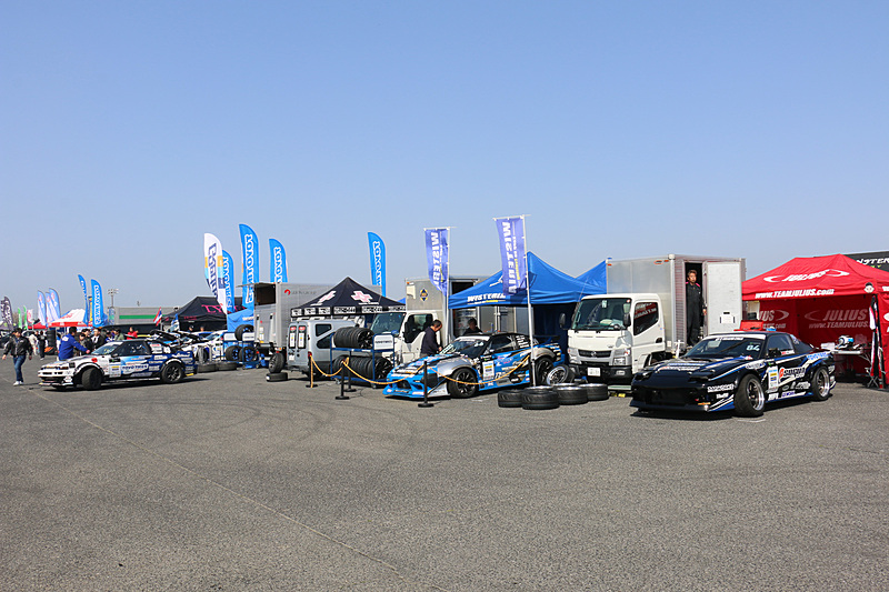 走行前後にマシンを整備するピットエリア