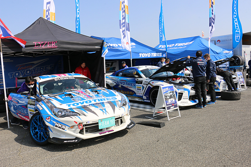 走行前後にマシンを整備するピットエリア