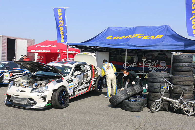 走行前後にマシンを整備するピットエリア