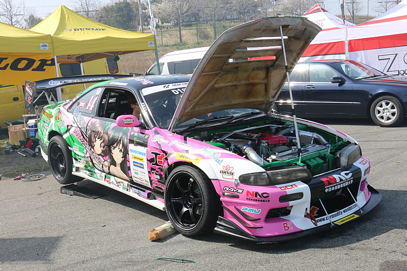 走行前後にマシンを整備するピットエリア